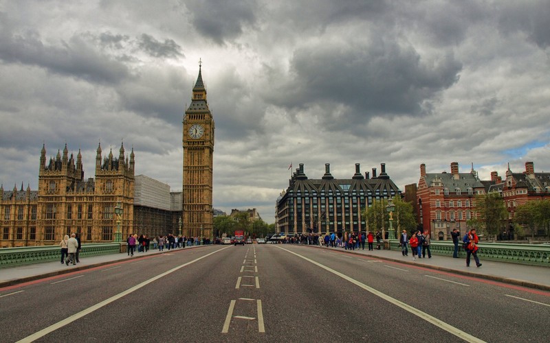 Аэросъемка улицы с часовой башней на заднем плане (биг бен, big ben, вестминстерский дворец, достопримечательность, город)