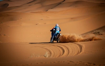 Motorradrennen durch die goldenen Sanddünen der Sahara, Staub aufwirbelnd in einer dynamischen Wüstenlandschaft.