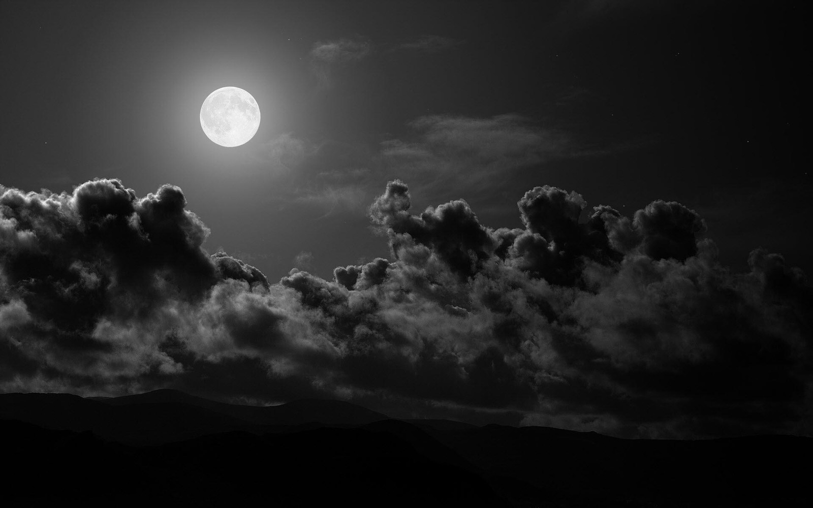 Vista de una luna llena con nubes y montañas de fondo (nube, luna, naturaleza, negro, atmósfera)