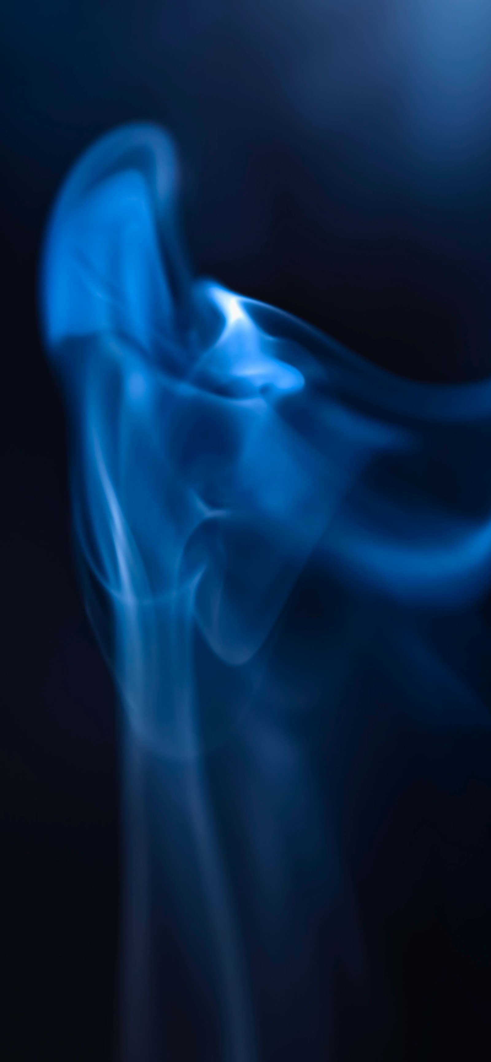 El humo se arremolina en el aire sobre un fondo negro (humo, blanco, ilustración, azul eléctrico, oscuridad)