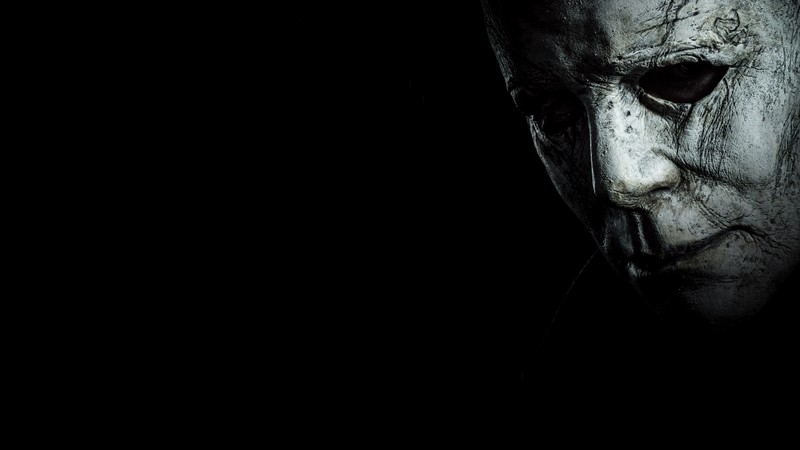 Крупный план человека с пугающим лицом в темноте (майкл майерс, michael myers, 8k, маска, черный фон)