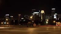 Beleuchtete städtische Skyline bei Nacht