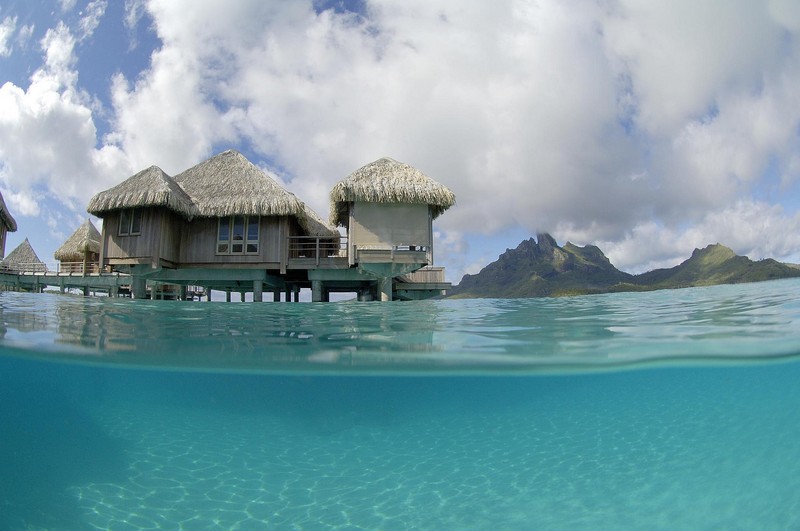 Вид пляжа с соломенной крышей над водой (бора бора, bora bora, курорт, пляж, тропики)