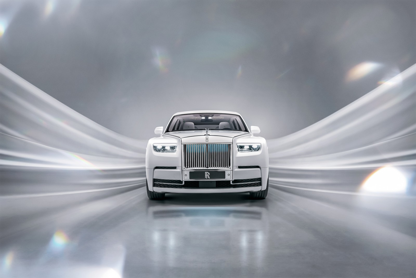 Крупный план белого rolls royce с размытым фоном (роллс ройс фантом ewb, rolls royce phantom ewb, люксовые автомобили, дорогие автомобили, 5k)