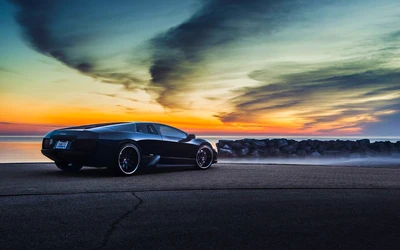 Lamborghini Murciélago contra un impresionante fondo de atardecer, mostrando su diseño elegante y poderosa presencia.