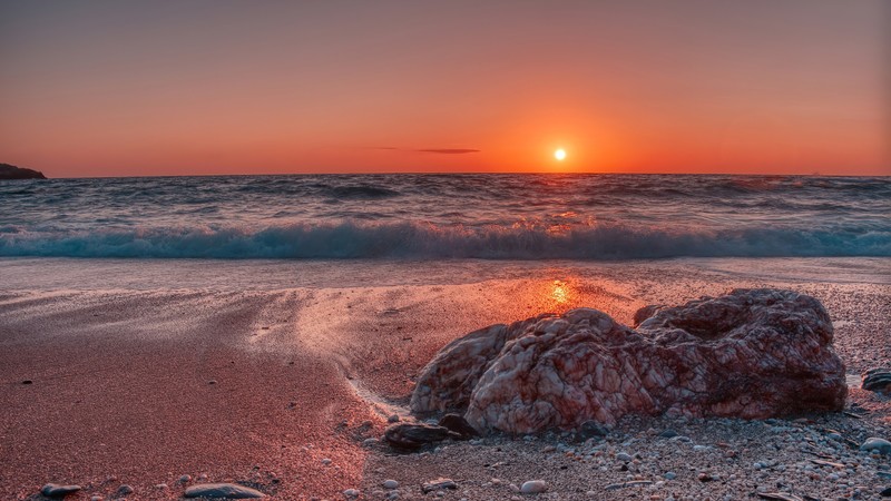 Закат на пляже с камнями и волнами (море, пляж, побережье, вода, атмосфера)