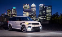 2020 Overfinch Supersport Land Rover Range Rover Sport SVR gegen eine Stadt-Skyline bei Nacht