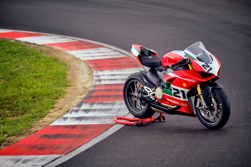 Арабский мотоцикл, прислонившийся к боковой стороне гоночной трассы (ducati panigale v2 байлисс, ducati panigale v2 bayliss, гоночная трасса, спортивные мотоциклы, 2021)