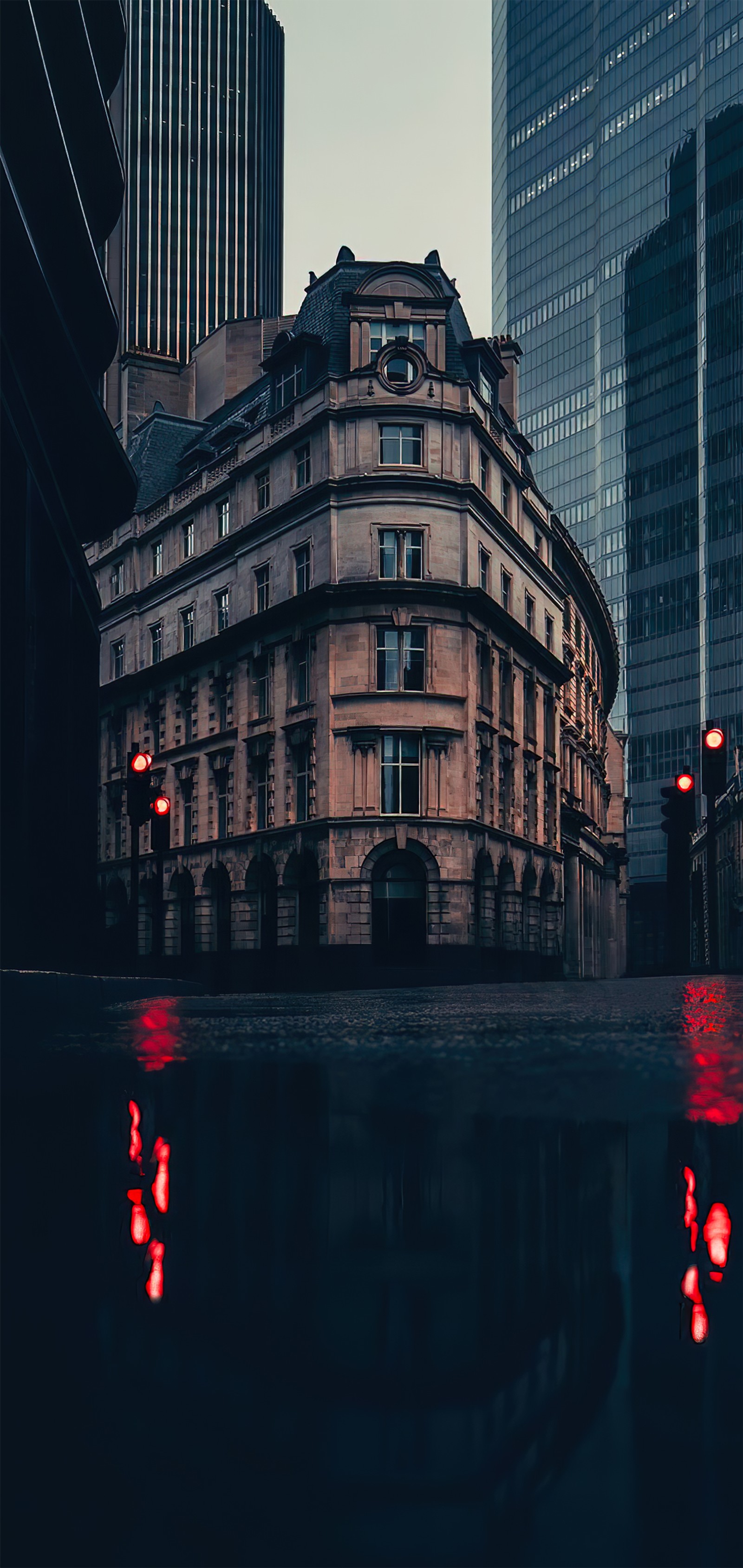 Отражение здания в лужице воды (отражение, лондон, london, небоскреб, архитектура)