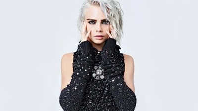 Cara Delevingne mit weißen Haaren in einem kantigen Mode-Look