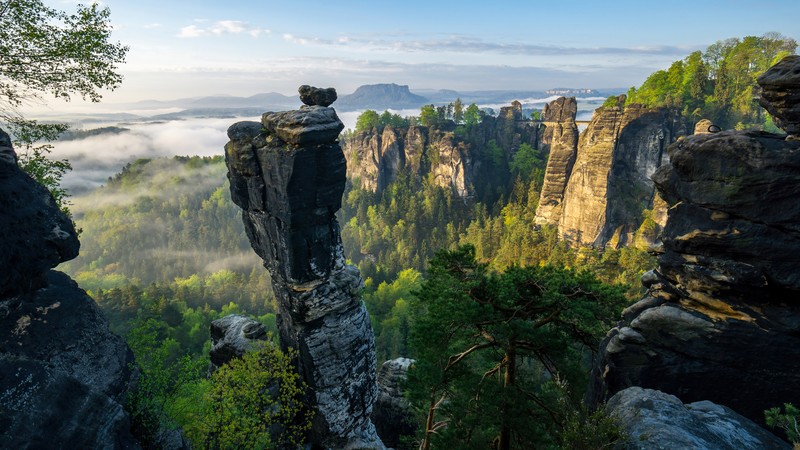 Вид на горы и долины с вершины утеса (гора, скала, лес, природа, пейзаж)