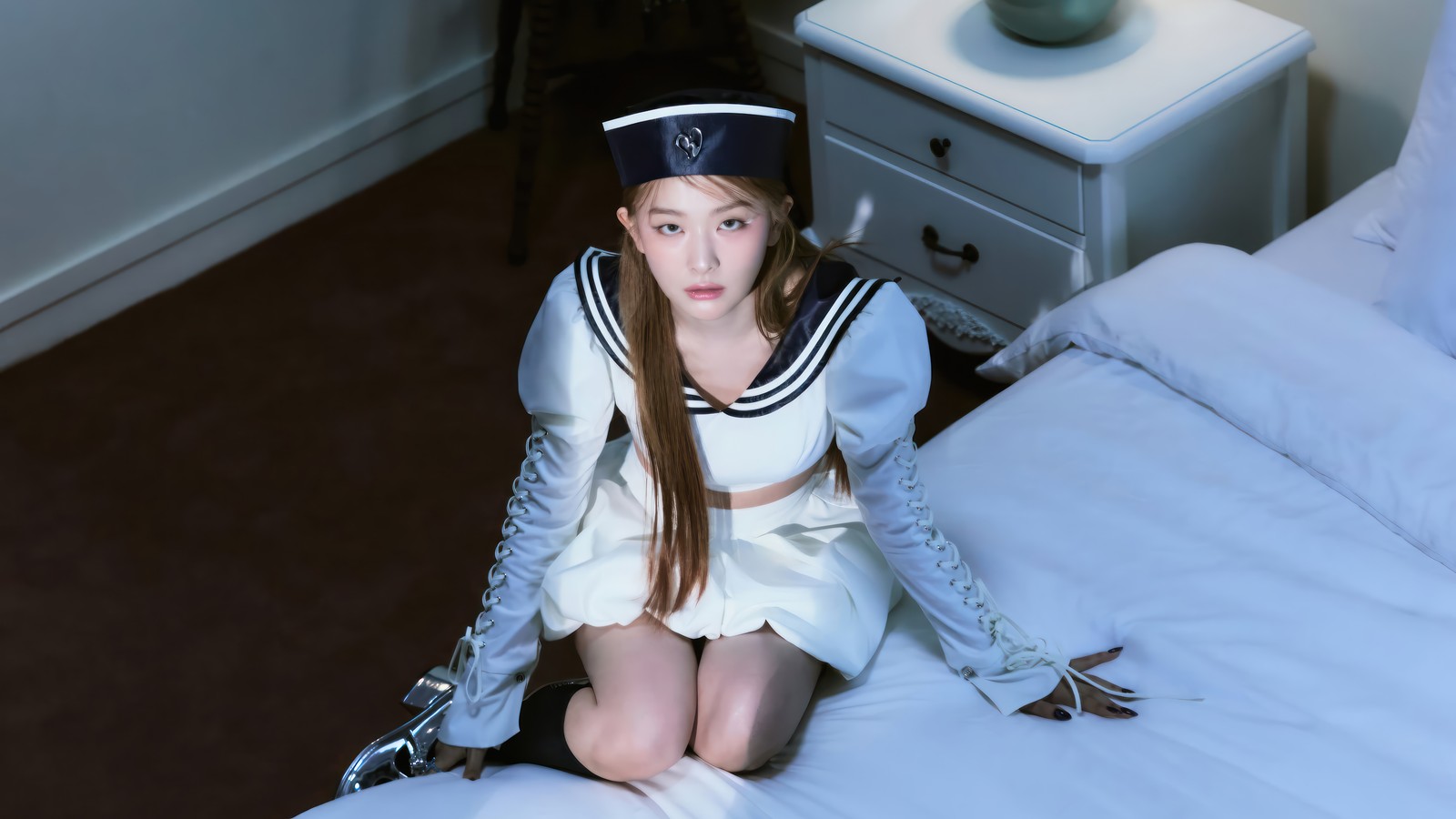 Hay una joven sentada en una cama con un disfraz de marinero (seulgi, 슬기, kang seul gi, 강슬기, red velvet)