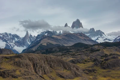 Majestoso pico Fitz Roy que se ergue sobre o terreno montanhoso e os vales acidentados