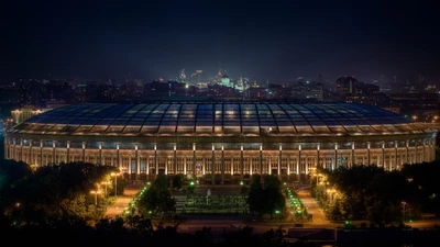 Vue nocturne illuminée du Stade Olympique de Montréal surplombant le paysage urbain