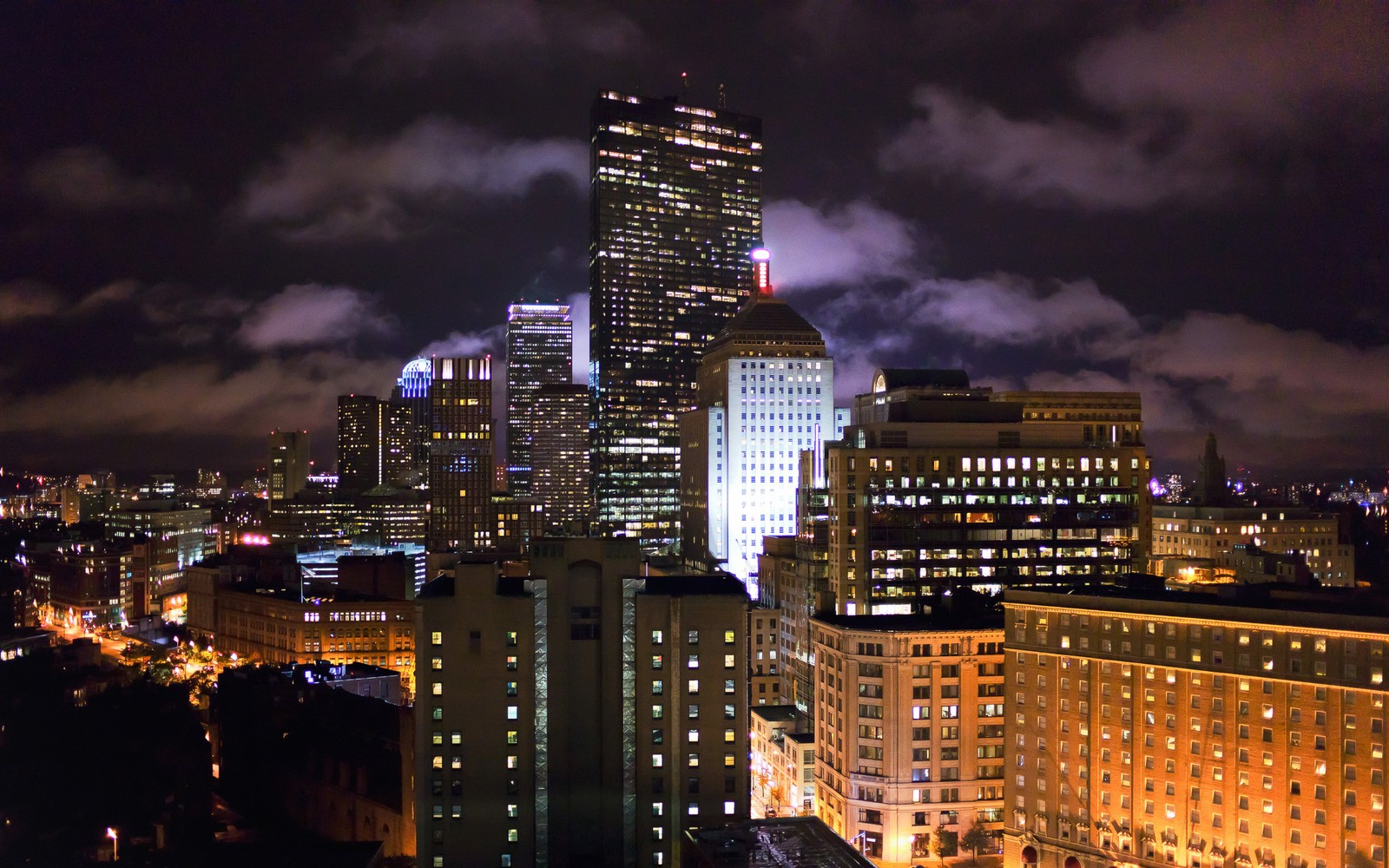 Vista noturna de uma cidade com muitos prédios altos (boston, cidade, paisagem urbana, área urbana, metrópole)