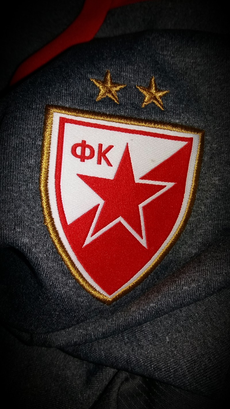 Крупный план красно-белой куртки с звездой на ней. (красный, fudbal, реал мадрид, real madrid, ronaldo)