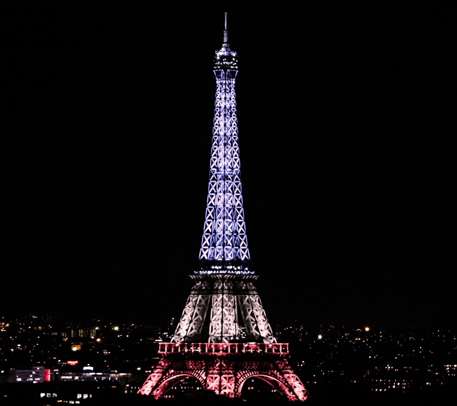 Torre eiffel com uma luz azul e branca sobre ela (preto, torre eiffel, frança, noite, paris)