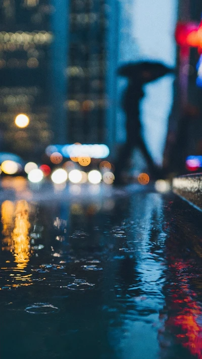 Reflexos de uma rua da cidade chuvosa ao anoitecer