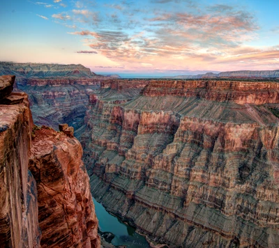 Falaises désertiques majestueuses du Grand Canyon au coucher du soleil, États-Unis