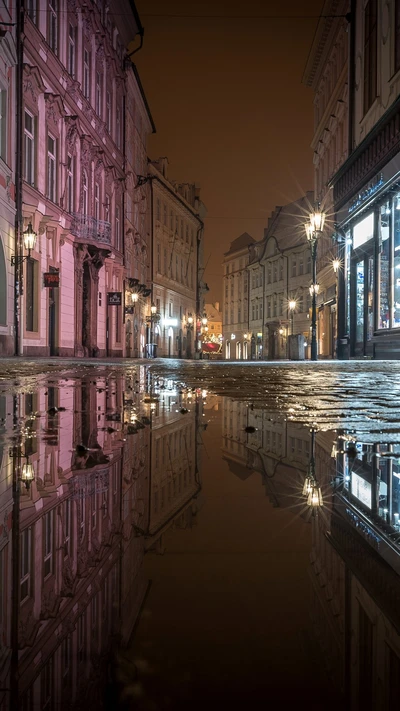 Encantadora calle del casco antiguo reflejada en la luz de una noche lluviosa