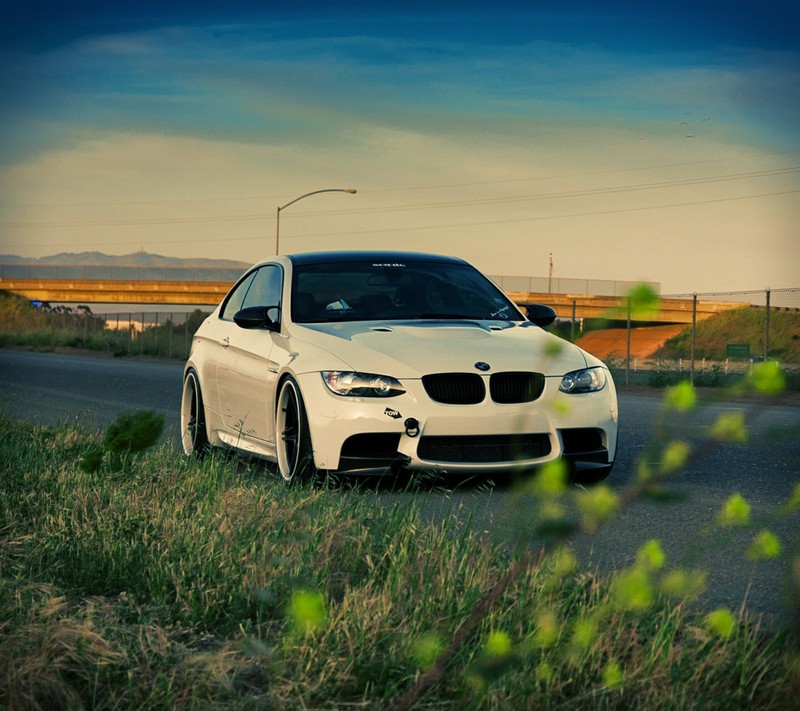 Арафированный белый автомобиль бмв, припаркованный на обочине дороги (bmw, купе, e92, m3, модифицированный)