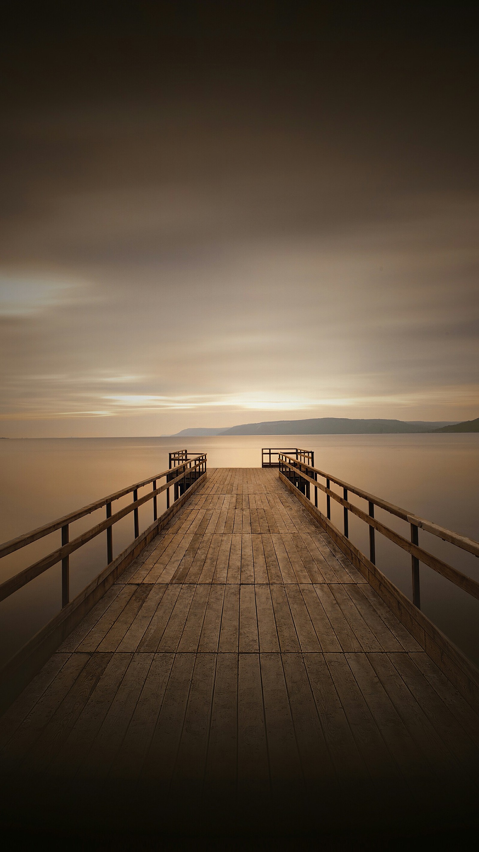 Une jetée en bois avec un banc dessus au coucher du soleil (nature, ponton, pontoon)