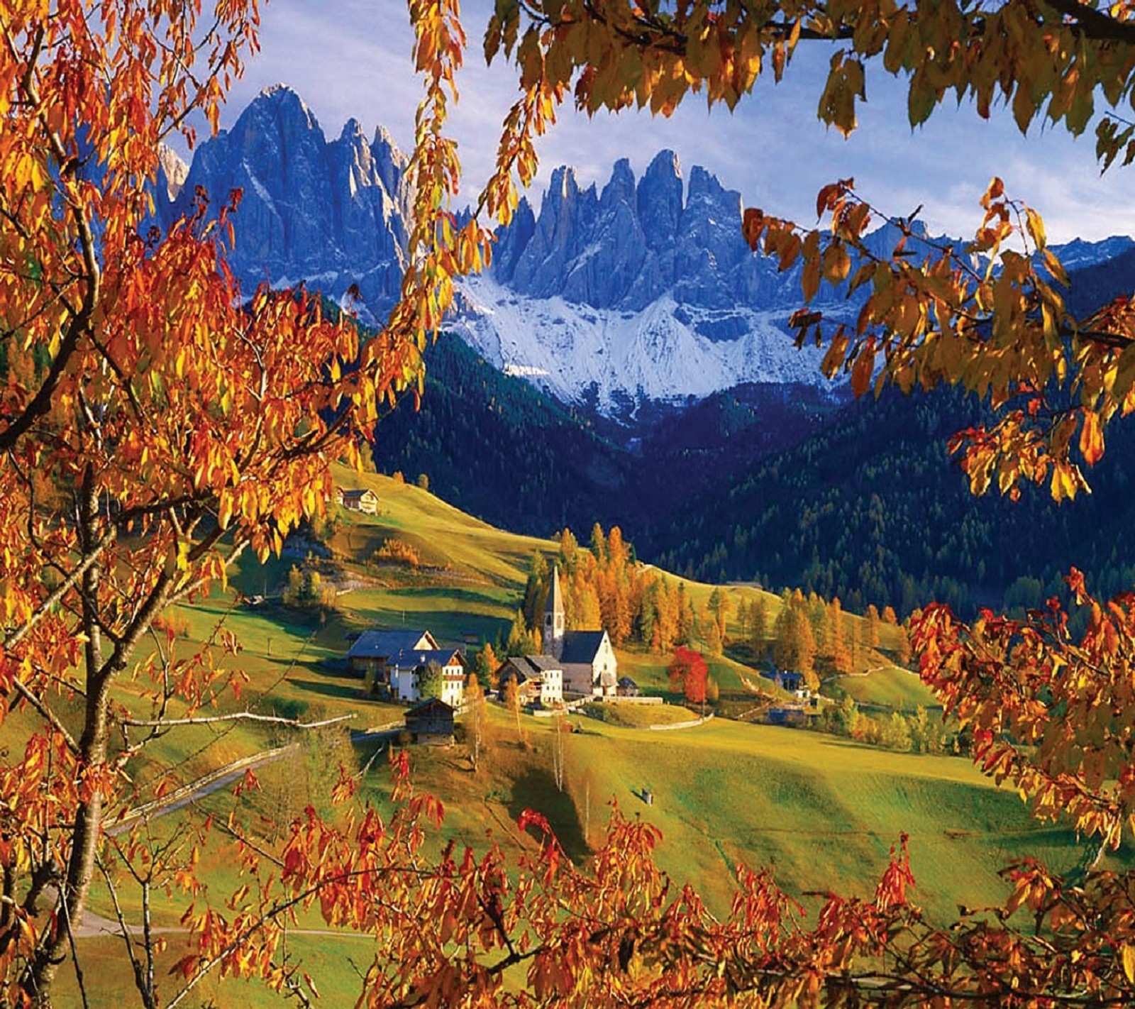 Una vista de un pequeño pueblo en las montañas con una iglesia en primer plano (otoño, naturaleza)