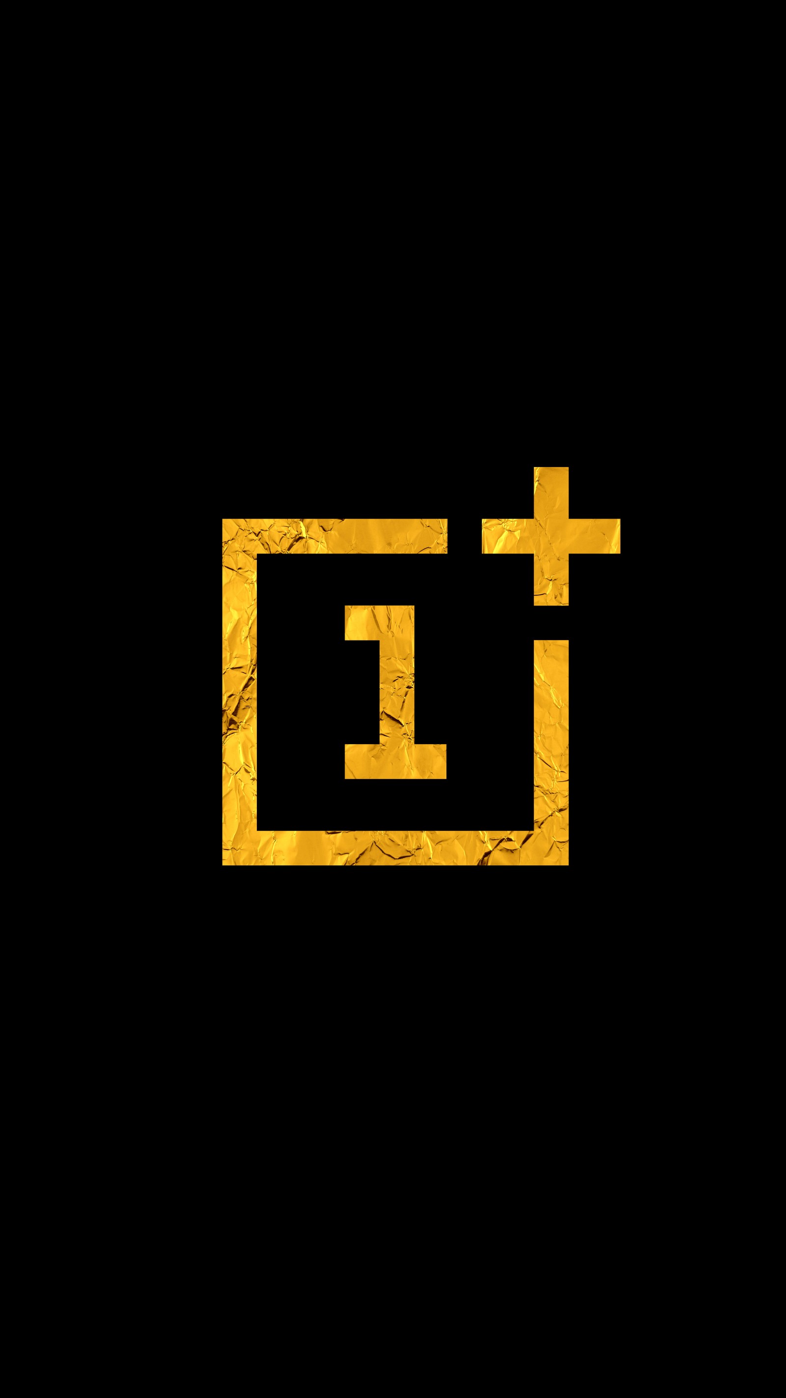 Gros plan d'une croix dorée sur fond noir (oneplus, or, logo, 4k, noir)