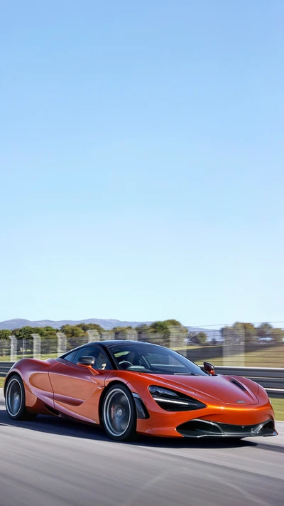 2014 McLaren 720S Coupé in Auffälligem Orange auf der Strecke