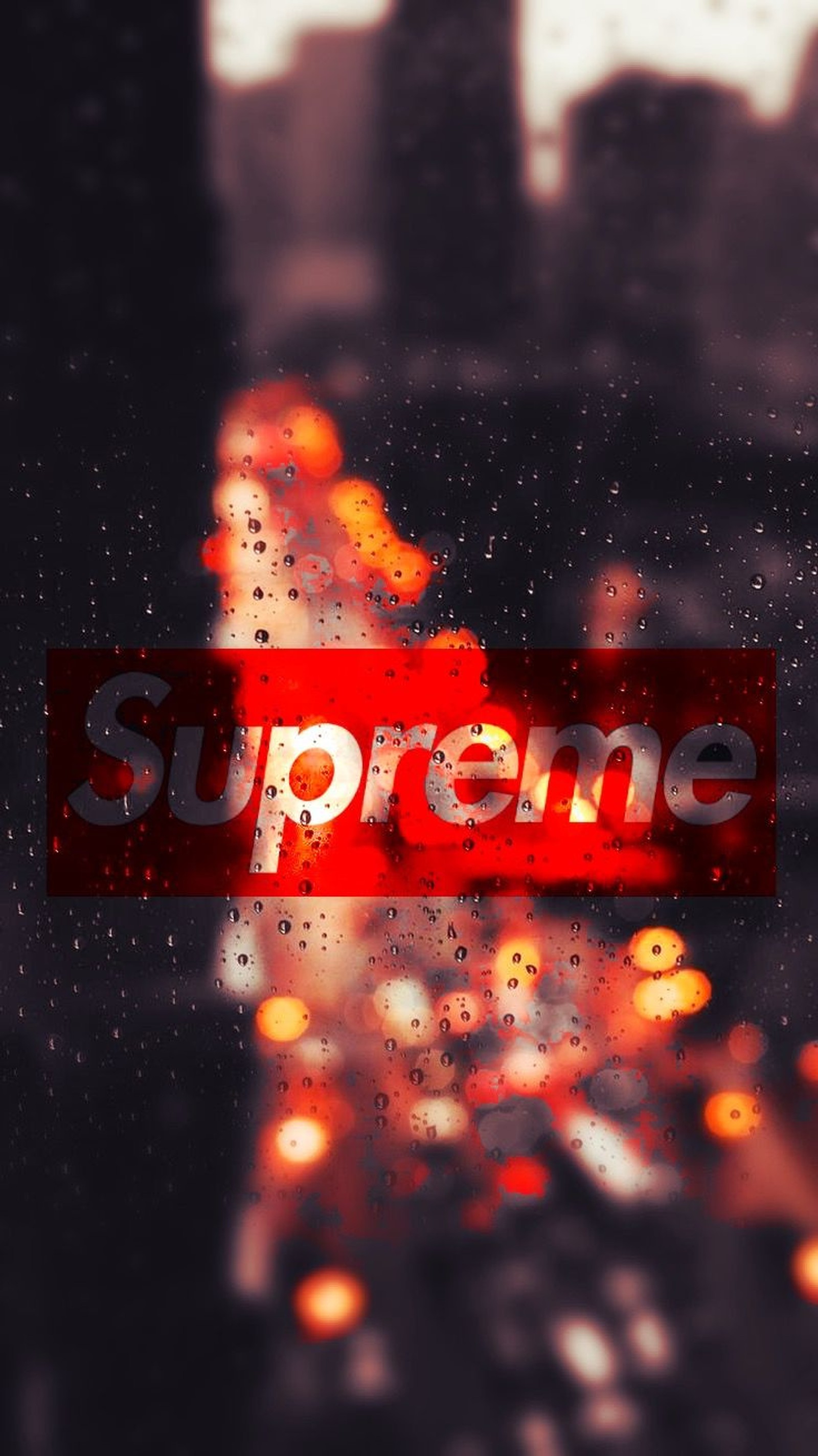 Logotipo supreme em uma janela chuvosa com luzes da cidade ao fundo (luzes, logotipo, supreme)