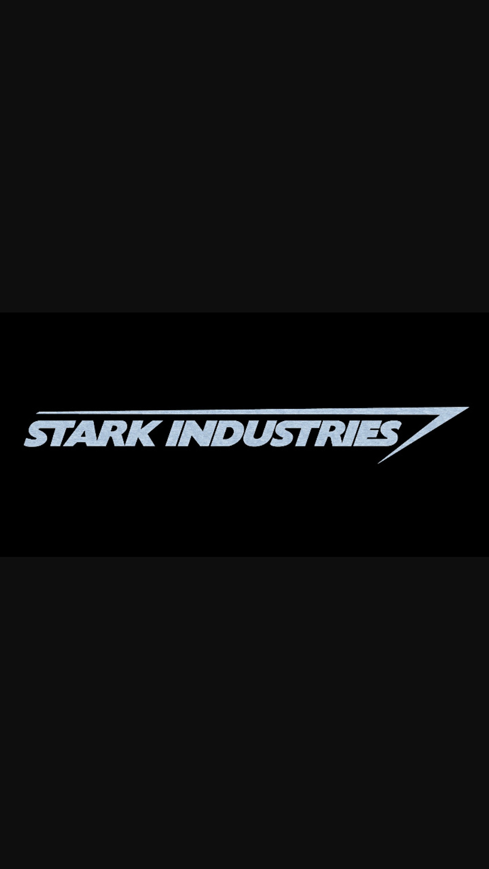 Близкий план черного фона с логотипом star industries (tony stark)