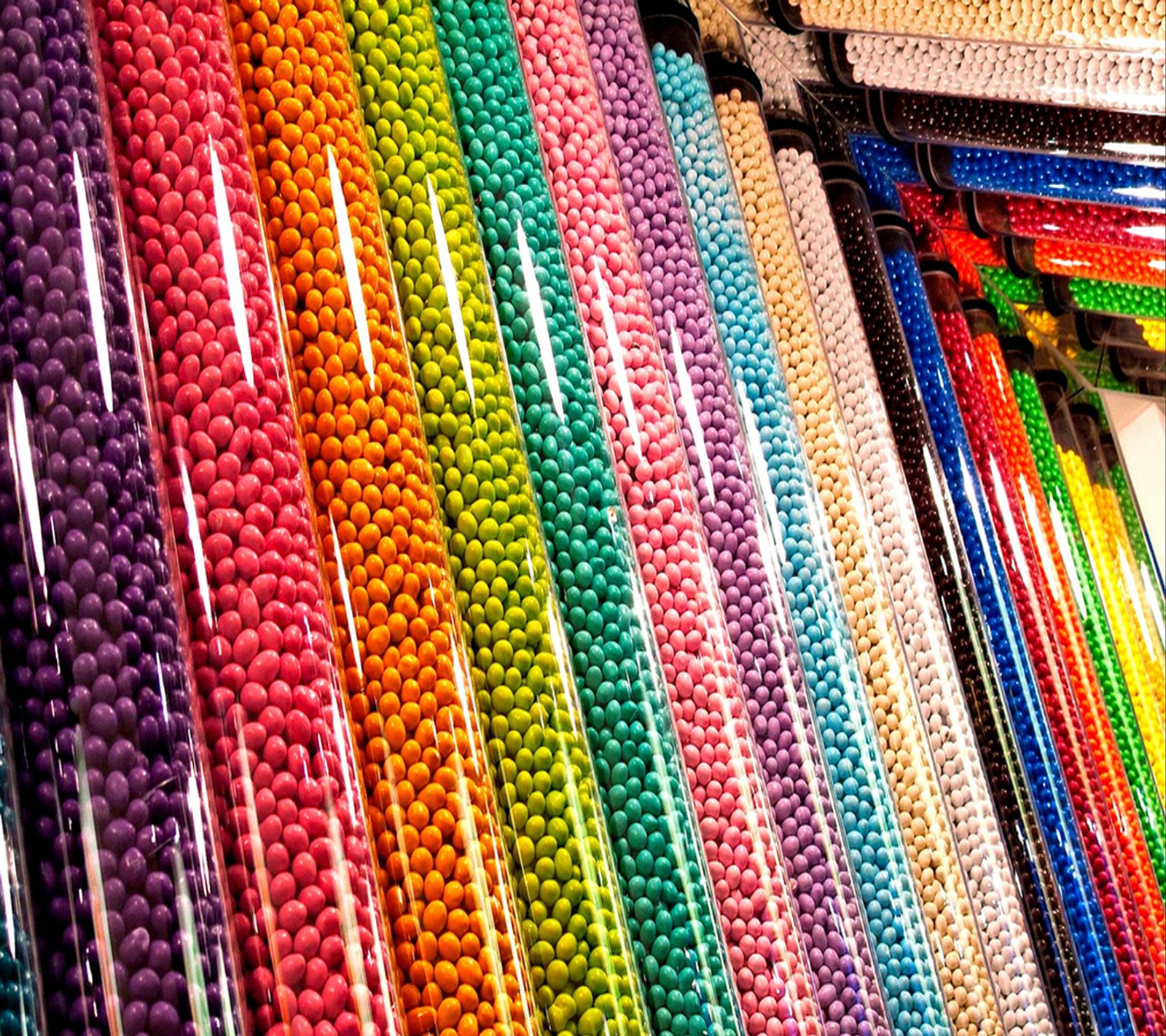 Un gros plan d'un tas de bâtons de bonbons sur une table (mignon, regard, sympa)