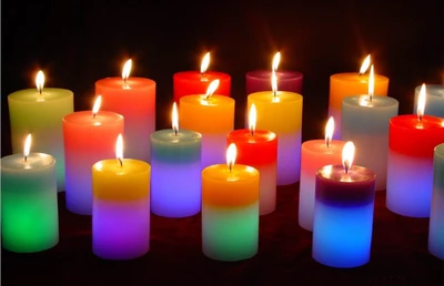 Velas vibrantes sem chama com iluminação colorida em uma disposição elegante