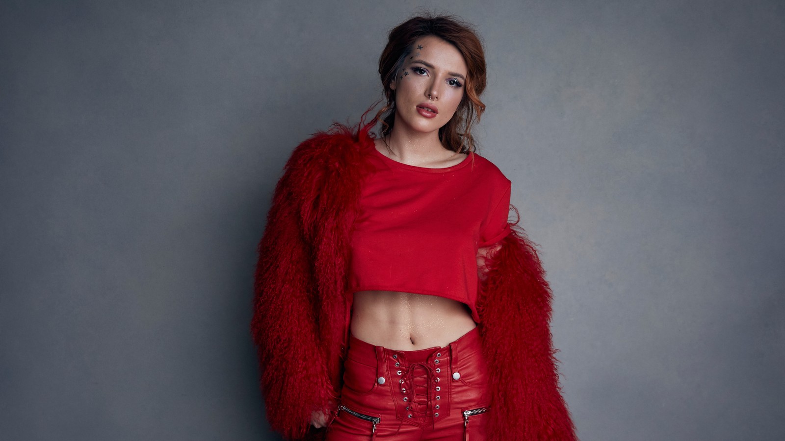 Un gros plan d'une femme en haut rouge et pantalon rouge (bella thorne, robe rouge, actrice américaine, gens, fond décran 4k)