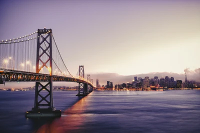 Bay Bridge und die Skyline von San Francisco bei Sonnenaufgang