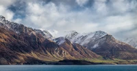 Majestätische Bergkette mit Blick auf den Wakatipu-See in einer Hochlandwildnis.