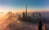 Majestätische Skyline von Dubai bei Sonnenaufgang, umgeben von Nebel