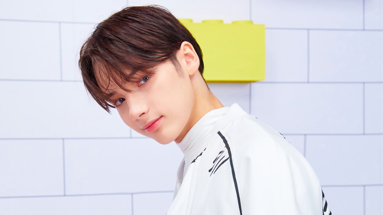 Un primer plano de una persona con una camisa blanca y un post-it amarillo (txt kpop, tomorrow x together, 투모로우바이투게더, kpop, k pop)