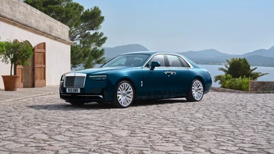 2024 Rolls Royce Ghost : Luxe Redéfini dans un Paysage Serein