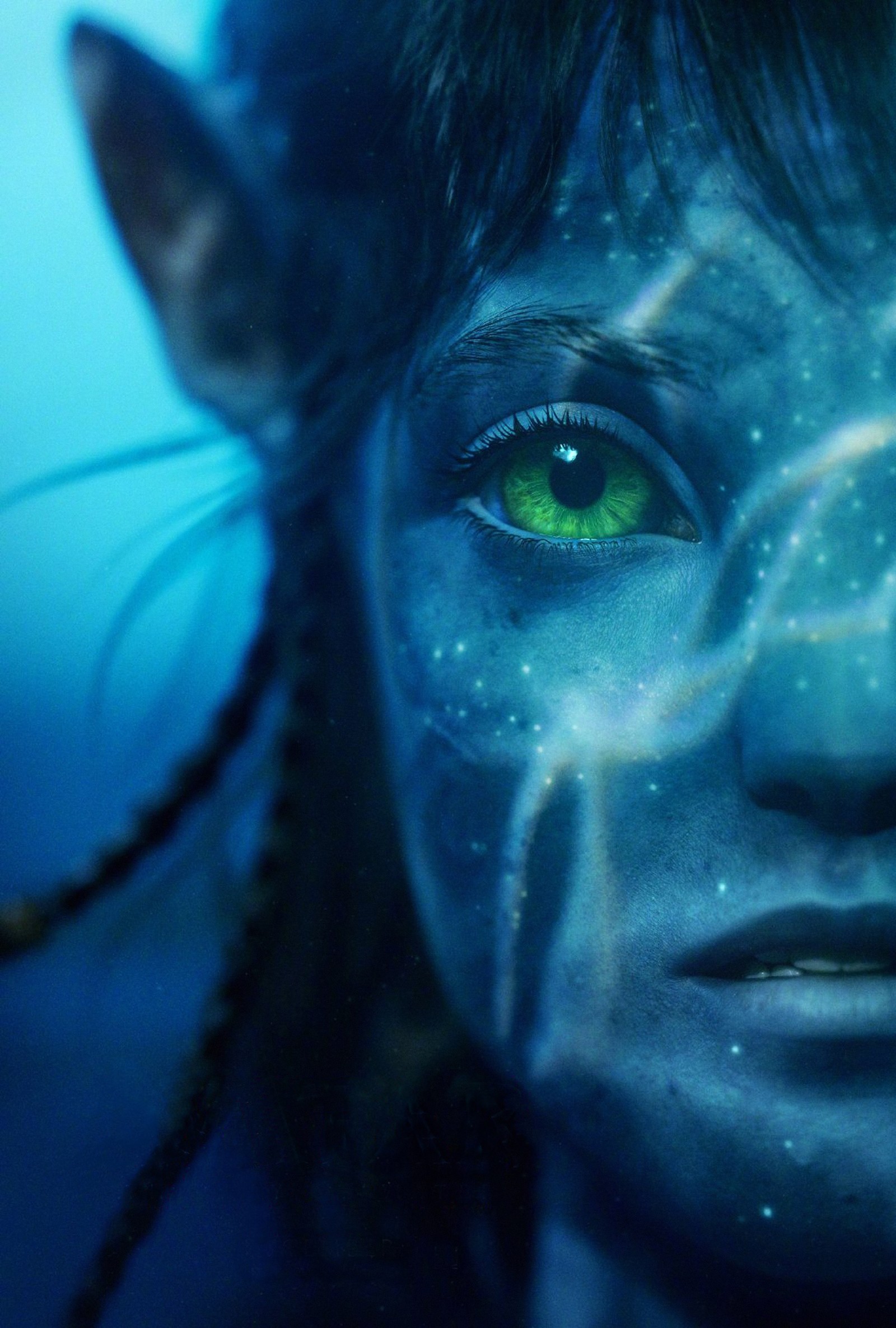 Gros plan d'une personne avec des yeux verts (avatar le chemin de leau, neytiri, films 2022, james cameron, films)