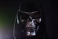 Dunkle Totenkopfmaske: Eine unheimliche, anime-inspirierte Figur in Schwarz und Weiß