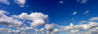 Nuvens cúmulos contra um céu azul claro