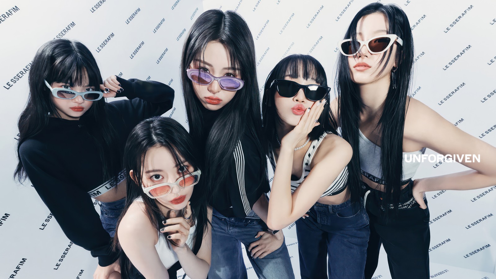 Un groupe de jeunes femmes portant des lunettes de soleil posent pour une photo (le sserafim, 르세라핌, kpop, coréen, groupe de filles)