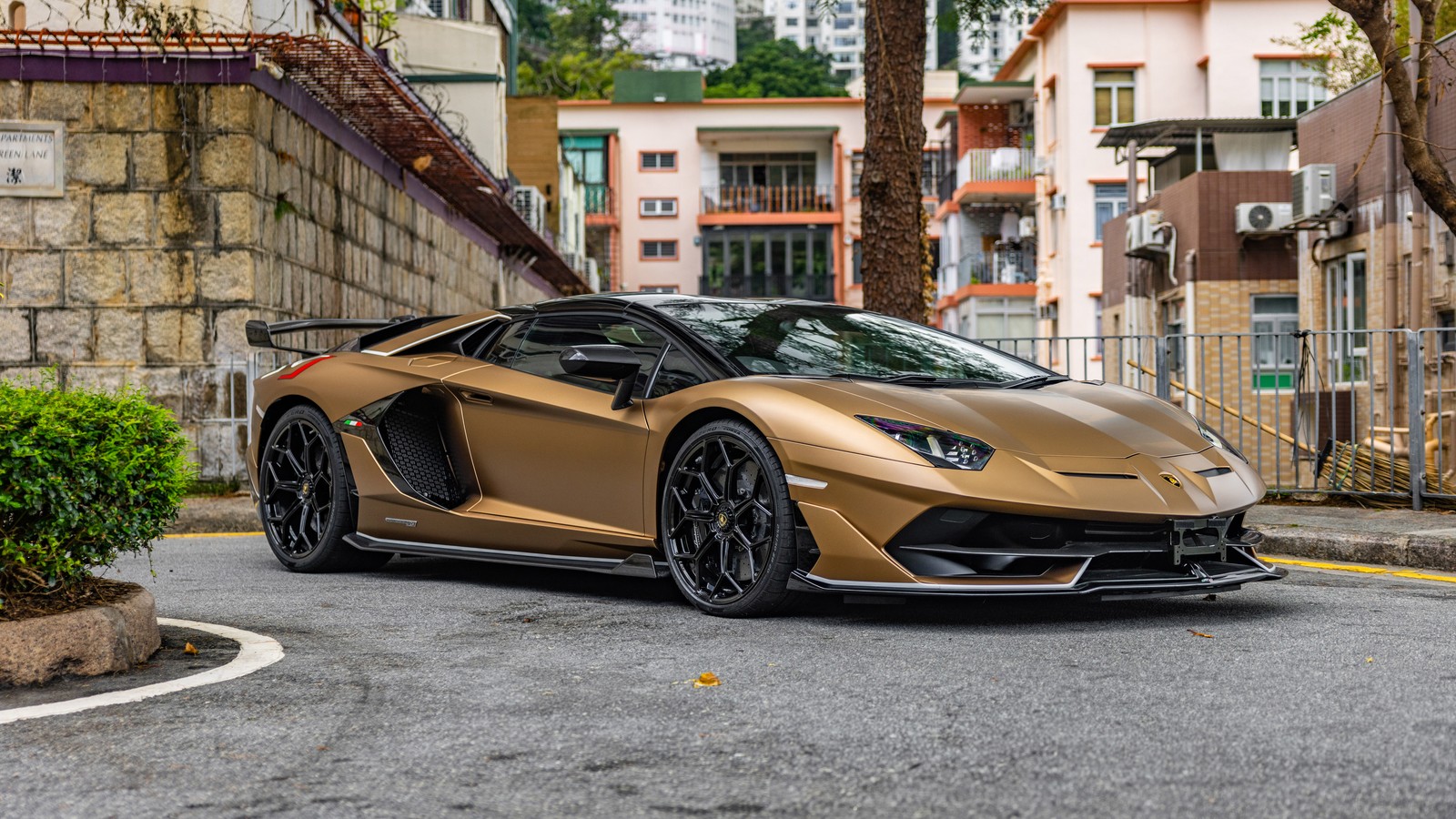 Un lamborghini dorado estacionado ao lado da estrada (lamborghini aventador svj roadster, coche deportivo, 8k, 5k, coches)