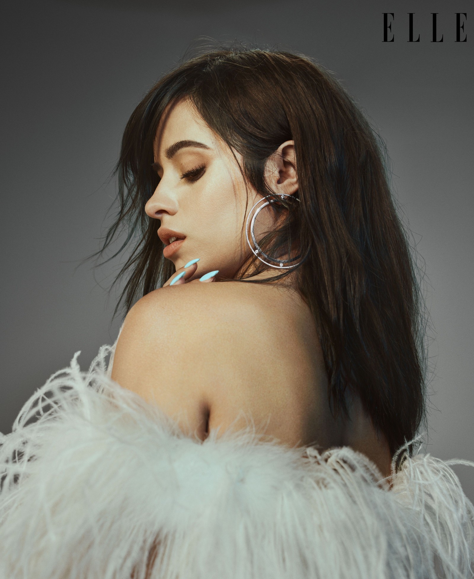 Portada de revista con una mujer en un vestido de plumas (camila cabello, revista elle, cantante estadounidense, música, fondo de pantalla 4k)