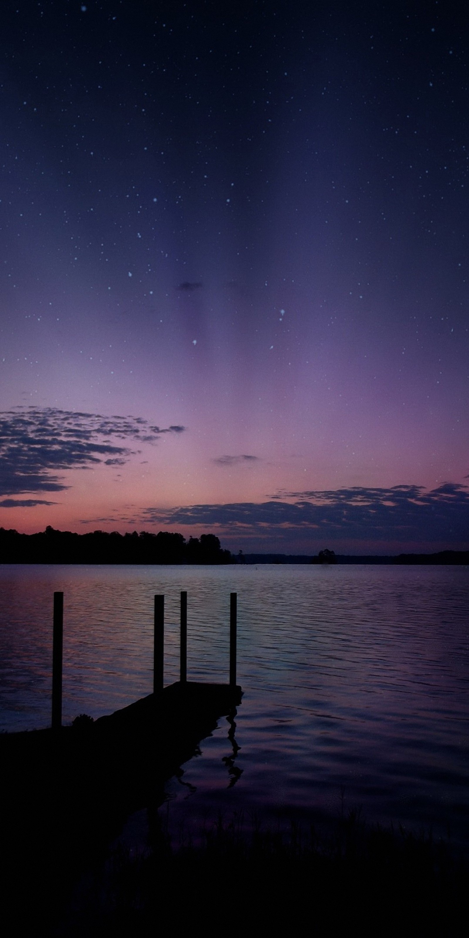 Ciel violet et bleu avec des étoiles au-dessus d'un quai et de l'eau (eau, nuage, atmosphère, nature, noir)