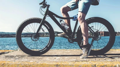 Cavalier sur un VTT au bord de la rivière