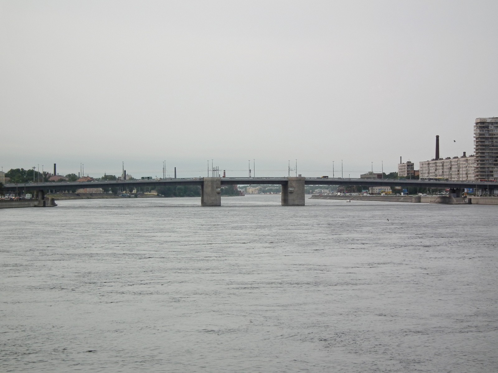 Il y a un pont qui est au-dessus d'un plan d'eau (pont, flueve, eau, ville, mer)