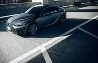 2021 Lexus IS 300h : Voiture de sport hybride élégante dans un cadre urbain