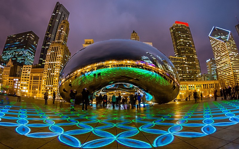 Imagem de um arco de nuvens com um horizonte urbano ao fundo (millennium park, cloud gate, marco, cidade, noite)